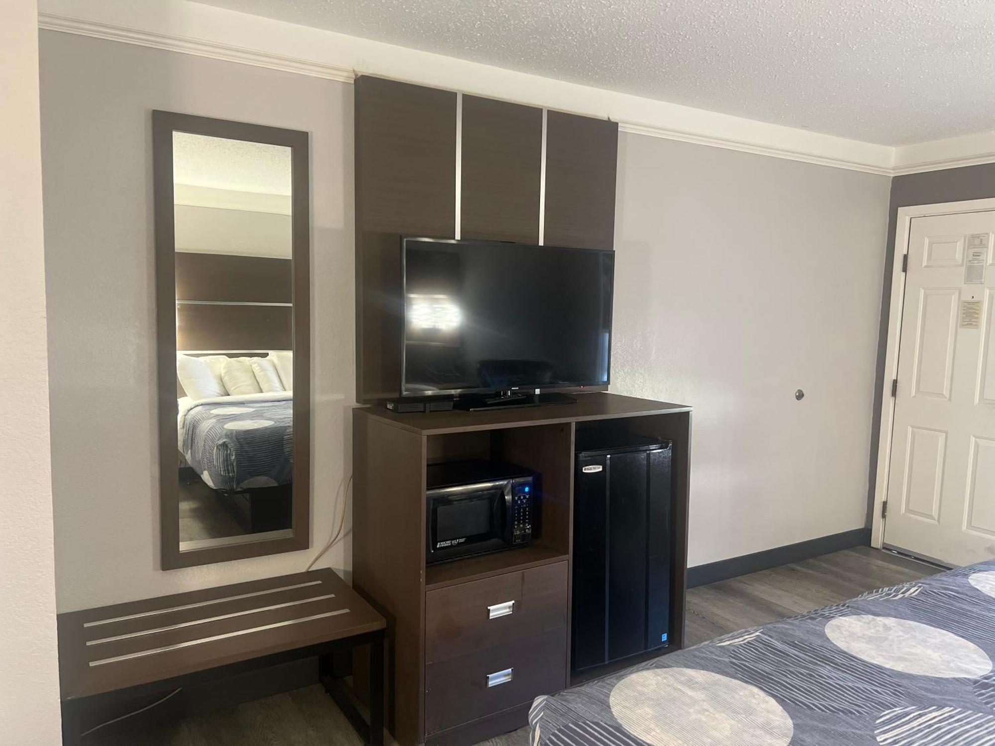 Double Room with Two Double Beds with Roll-In Shower and Courtyard View - Mobility Accessible/Non-Smoking